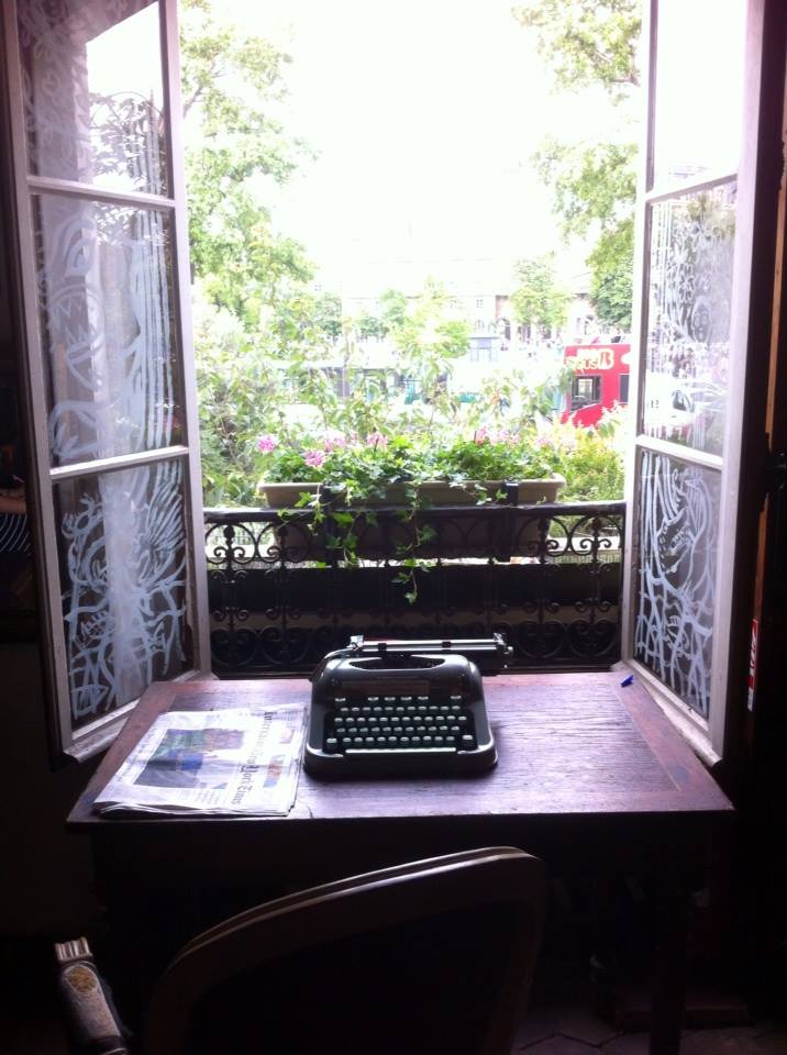 Печатная машинка на столе | Вдохновить на роман