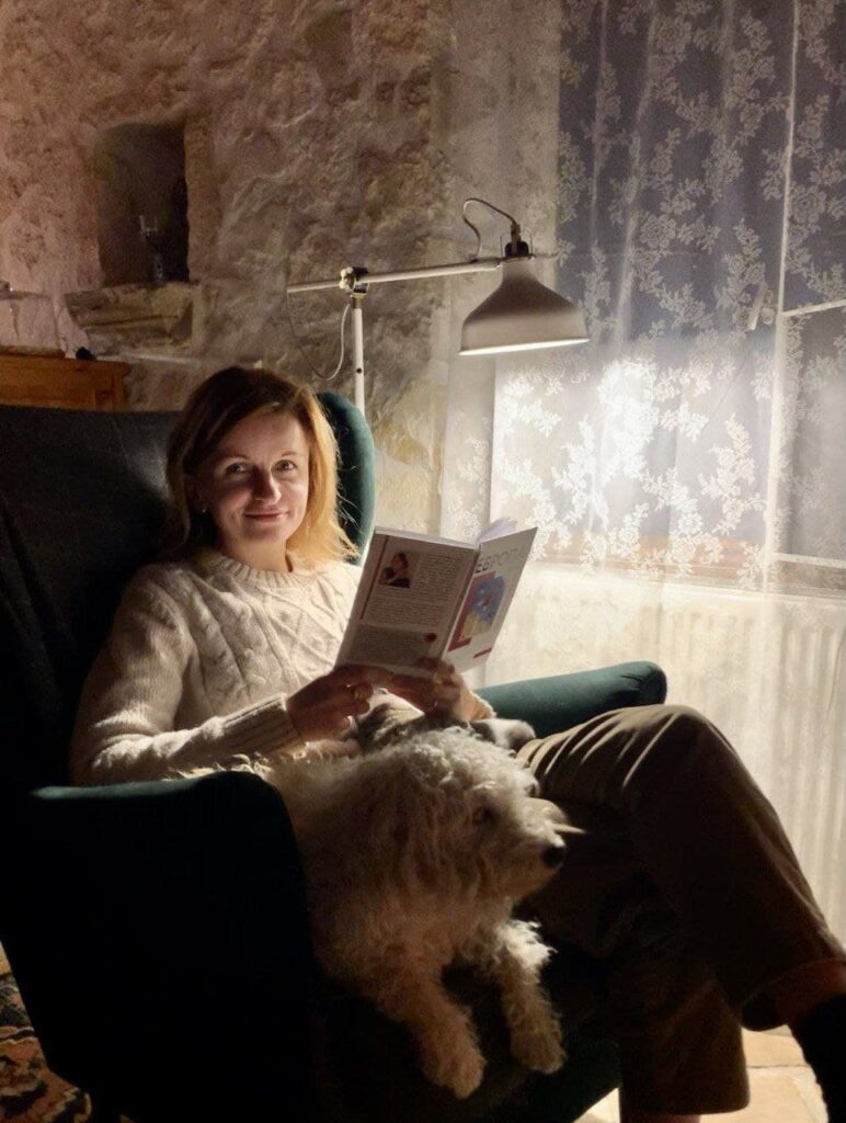 Фото Таис с книгой Екатерины Оаро | Вдохновить на роман