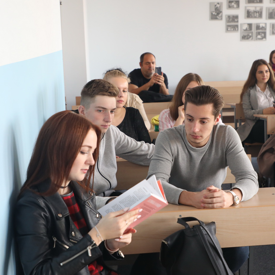 Фото с книгой Екатерины Оаро в школе | Вдохновить на роман