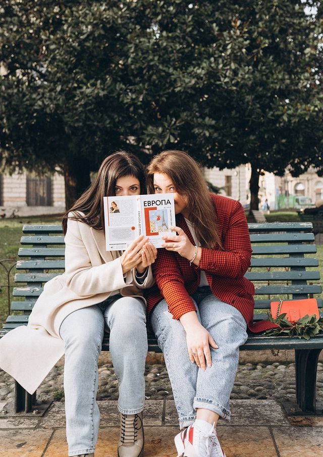 Читатели с книгой Европа во мне Екатерины Оаро | Вдохновить на роман