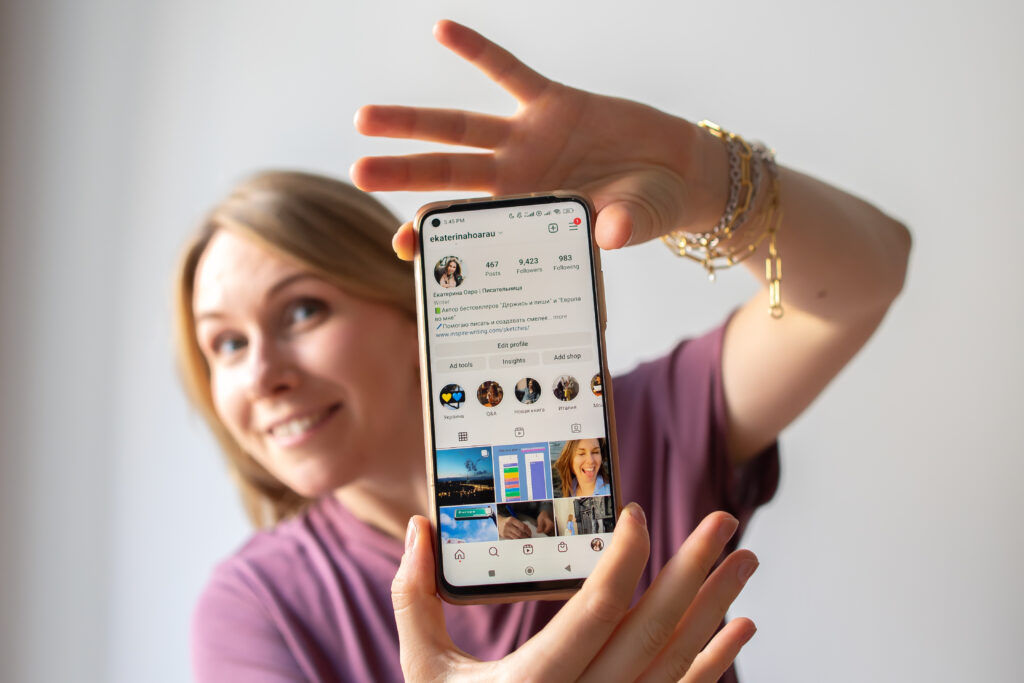 Екатерина Оаро держит телефон | Вдохновить на роман