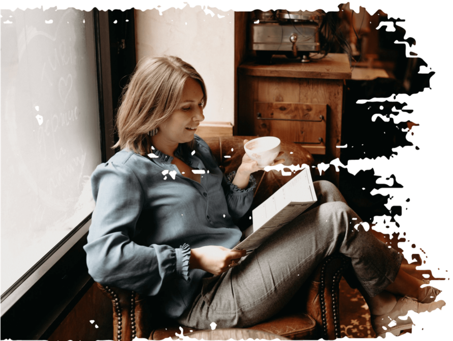 Katya-v-kafe-2 Екатерина в кафе читает книгу