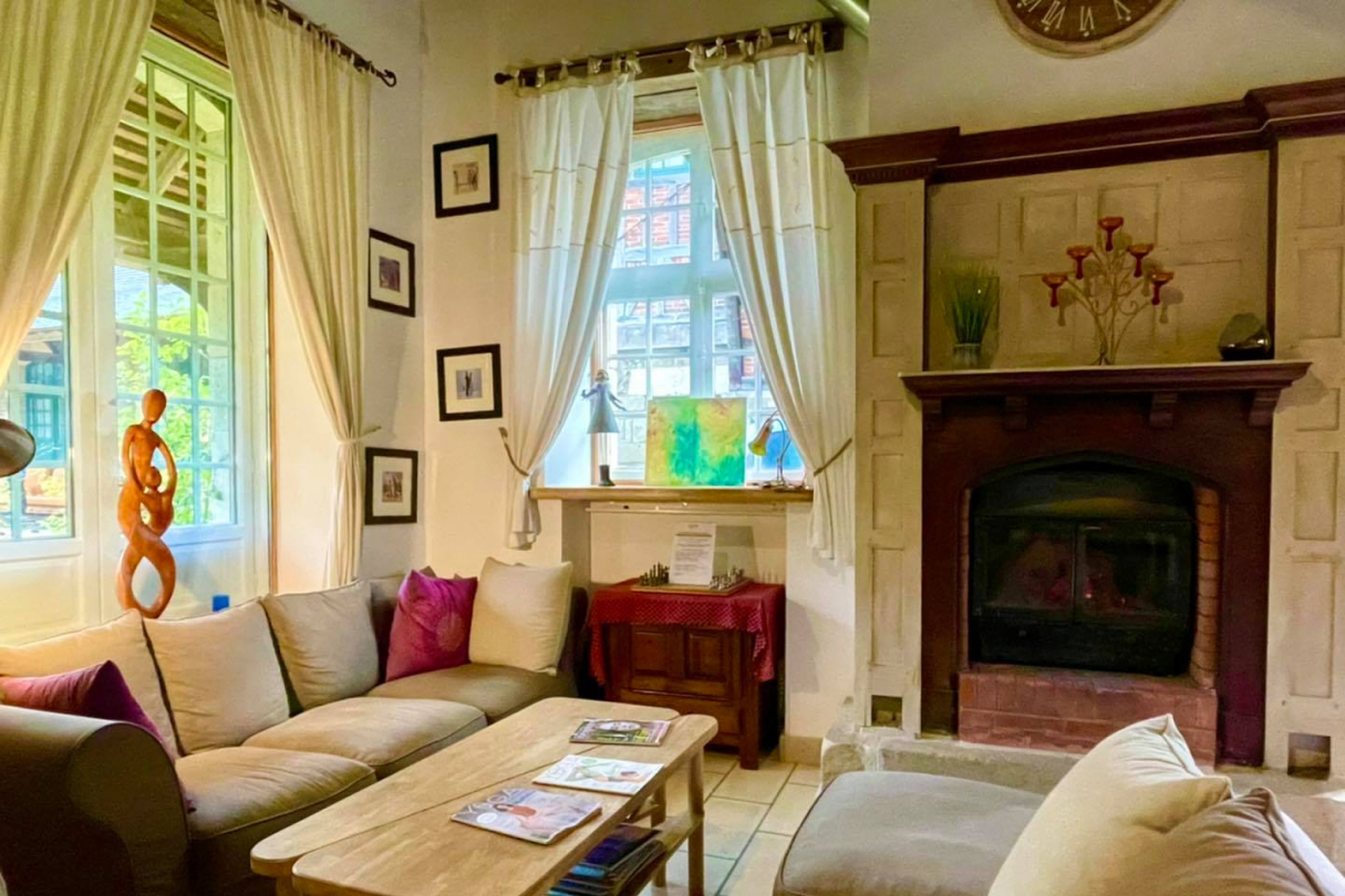 Усадьба «Мулен де Комб». Гостиная с камином